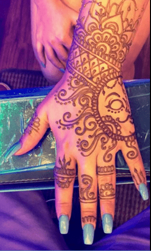 Henna on Hot Waves Salon clients hand 